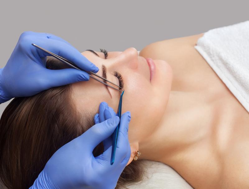 How to Safely Remove Fake Lashes